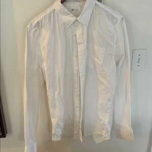 GAP Men's Crisp White Button-Down Shirt